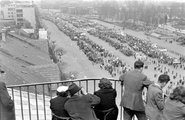 Ötvenhatosok tere (Sztálin tér), május 1-i felvonulás, jobbra a Sztálin szobor, a Dózsa György út a Dembinszky utca irányából nézve (1954)