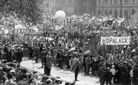 Ötvenhatosok tere (Felvonulási tér) a Damjanich utcától a Dembinszky utca felé nézve. Május 1-i felvonulás (1970)