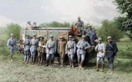 A Cantigny falucska visszafoglalásában szerepet kapó amerikai és francia tisztek egy Schneider típusú hazai tank előtt 1918. májusában