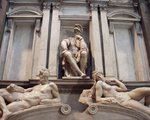 Lorenzo Medici síremléke Michelangelo szobraival