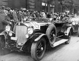 Budapest V. Ferenciek tere (Apponyi tér), hátul a Veres Pálné utca torkolata. Magyar Túraút, Mercedes túraautó a rajtnál.