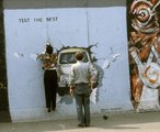 Mühlenstrasse, a Berlini Fal (East Side Gallery), Birgit Kinder alkotása: Test the Best, 1990