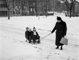 A háttérben balra a Szamos utca 7. számú ház Maros utcai frontja, 1946