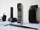 A Motorola DynaTAC egy későbbi változata leszerelt antennával és tartozékaival (kép forrása: komando.com)