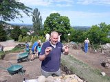 Nikolaj Ovcsarov professzor az ágyúgolyó-töredékekkel (kép forrása: archaeologyinbulgaria.com)