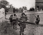 Amerikai ejtőernyősök a normandiai Saint-Marcoufban, 1944. június 8. (kép forrása: ausa.org)