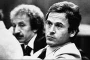 Ted Bundy a tárgyalóteremben (kép forrása: gq.com.au)