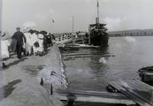 1911, beszállás a Baross gőzhajóba a Balaton partján