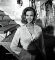 Honor Blackman a forgatáson (kép forrása: Vintage Everyday)