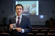 Dr. Madjid az egyik vizsgált mintával (kép forrása: med.uth.edu / Maricruz Kwon / UTHealth)