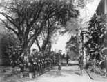 A USS Boston partraszálló tengerészgyalogosai a Honolulu-i Arlington Hotelnél