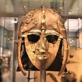 A híres Sutton Hoo-i sisak, amely 1939-ben került elő egy 7. századi hajós temetkezés feltárásakor (kép forrása: wallpaperflare.com)