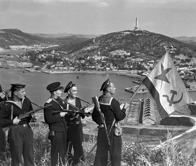 A szovjet Csendes-óceáni Flotta matrózai kitűzik a zászlót Port Arthurban (RIA Novosti archive, image #834147 / Haldei / CC BY-SA 3.0)