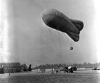 Francia Caquot-ballon egy teherautóra rögzített csörlővel Kaliforniában, 1921. (kép forrása: Wikimedia Commons)