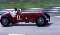 Régi versenyautók bemutatója a Forma–1 első magyar nagydíjon, a Maserati 8CM versenyautó volánjánál Varga Jenő veteránautó-gyűjtő, 1986.