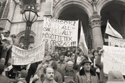 Tüntetőlázban égett az egész ország, ugyanakkor egyesek a taxistüntetés ellen demonstráltak