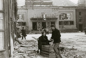 Az 1956-os forradalom idején készült fotók gyakran nyüzsögnek az emberektől: a pestiek, amikor csak tehették, sétáltak egyet a szabad, bár igen veszélyes városban. A Corvin-köz sem volt üres.