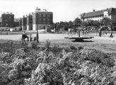 A Feneketlen-tó mellett van, akinek a futkározás, míg másnak a padon ücsörgés jelenti a kikapcsolódást. (1960)