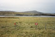 Elkerített aknamező a Port William nevű öböl közelében Kelet-Falklandon (kép forrása: Wikimedia Commons)