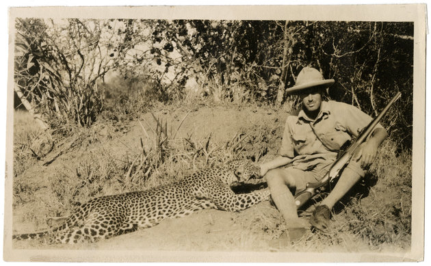 1927-ben járt először Afrikában, és rögtön beleszeretett. A fekete kontinens ekkor még egy hamisítatlan, romantikus világ volt valódi veszélyekkel.