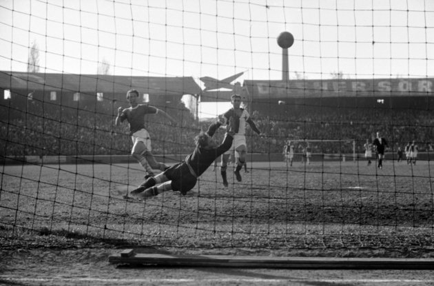 Volt, aki nem locsolkodással, hanem gólzáporral ünnepelt: a húsvéti torna mérkőzése az FTC pályán, 1949. (Fortepan/Kovács Márton Ernő)