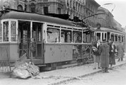 Lerobbant villamos 1956-ban (József körút a Rákóczi térnél, szemben a Kölcsey utca, távolabb a Bérkocsis utca torkolata)