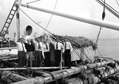 Az expedíció résztvevői a Kon-Tiki fedélzetén. Balról jobbra: Thor Heyerdahl, Bengt Danielsson, Erik Hesselberg, Torstein Raaby, Herman Watzinger és Knut Haugland