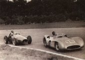 Nagy riválisa, Alberto Ascari üldözi az 1954-es olasz nagydíjon