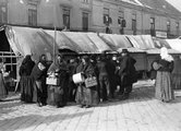 Várkerület, piac a 100. és 102. számú ház előtt (1915)