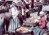 A győri Széchenyi tér, piac, háttérben jobbra a Kenyér köz torkolata (1939)