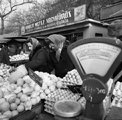 Lehel (Élmunkás) tér, piac. Háttérben a Bulcsú utca épületei (1971)