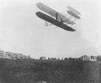 Orville bemutatót tart az amerikai hadseregnek a virginiai Fort Myerben, 1908.