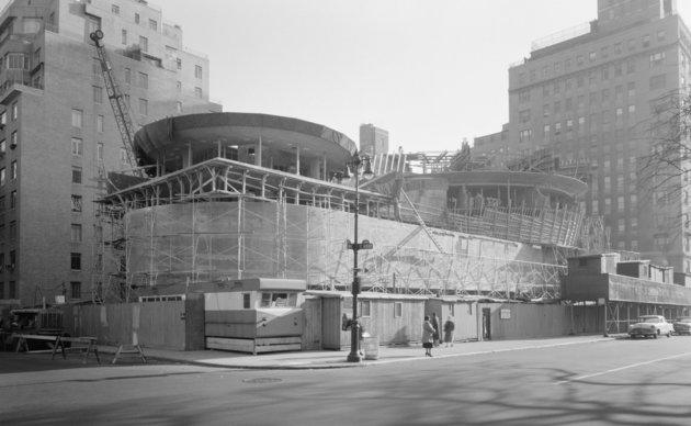 A New York-i Solomon R. Guggenheim Múzeum a Guggenheim alapítvány kezelésébe tartozik, amelynek Peggy értékes kincseit adományozta (a kép az építkezés idején, 1957-ben készült)