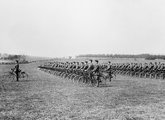 A kenti kerékpáros zászlóalj felvonulása 1915-ben. A lovasság helyett bevetett kerékpárosok bajosan tudtak közlekedni a lövészárkokkal teletűzdelt terepen