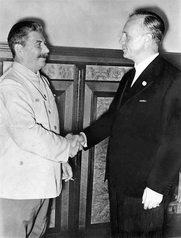 Sztálin és Ribbentrop ünnepélyes kézfogása (Molotov-Ribbentrop-paktum, 1939. augusztus 23.; Bundesarchiv, Bild 183-H27337 / CC BY-SA 3.0)