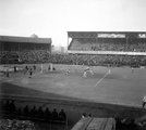 Üllői út, FTC pálya, szemben a B tribün, balra hátul a Rezső téri templom kupolája (1935)