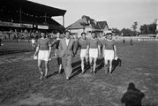 Üllői út, FTC stadion, MHK próba élsportolóknak. MTK futballisták, balról jobbra Gellér, Kovács I, Kovács II, Hidegkúti, Mészáros, Bosánszky, civilben Bukovi Márton edző (1949)