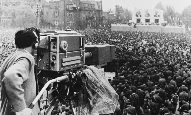 A Magyar Televízió kamerája az 1957. május 1-jei felvonuláson (Fortepan / Rádió és Televízió Újság)