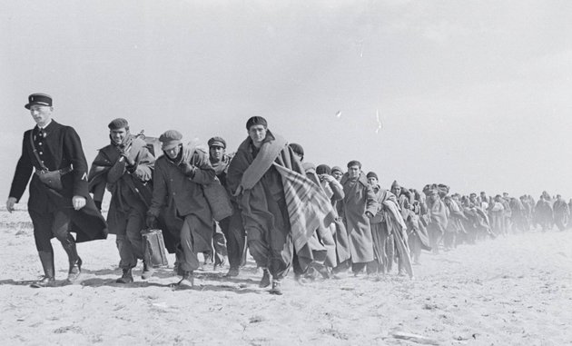 Rohamléptekben (kép forrása: Wikipédia/ Robert Capa - INTERNATIONAL CENTER OF PHOTOGRAPHY / MAGNUM/ CC BY-SA 4.0)