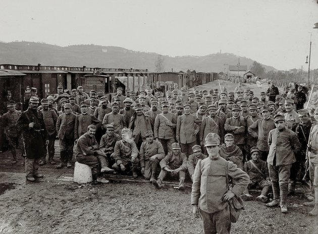 Olasz hadifoglyok a harmadik isonzói csata után, 1916 (Fortepan/ Österreichische Nationalbibliothek)