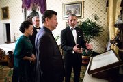 Peng Li-jüan, Hszi Csin-ping és Barack Obama amerikai elnök megtekinti Lincoln gettysburgi beszédének eredeti példányát a Fehér Ház Lincoln hálószobájában, 2015. (kép forrása: Wikimedia Commons / Official White House Photo / Pete Souza / CC BY-SA 4.0)