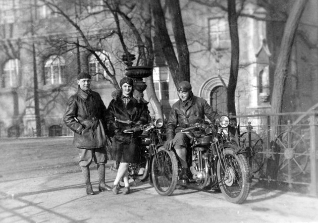 Motorkerékpárok a Széchenyi-szigetre vezető hídon, 1930 (Fortepan / Privát Fotó és Film Archívum – Urbach gyűjtemény)