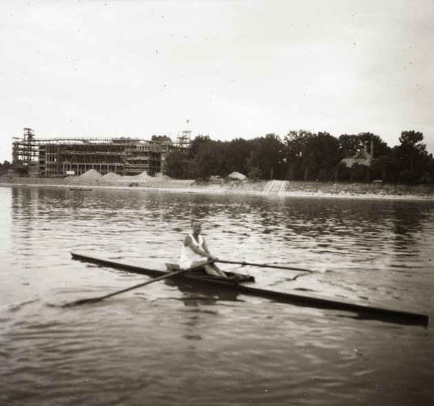 A budai Duna-ág a Margit-sziget déli végénél, szemben az épülő Hajós Alfréd Nemzeti Sportuszoda (1930) (Fortepan / Ebner)