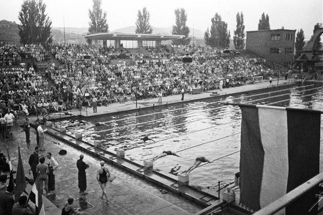 Hajós Alfréd Nemzeti Sportuszoda, az FTC 50 éves jubileuma alkalmából rendezett verseny (1949) (Fortepan / Kovács Márton Ernő)