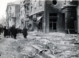 Üllői út a Nagykörút kereszteződése felé nézve, jobbra az átjáró a Corvin (Kisfaludy) köz felé vezet, 1956 (Fortepan / Matthaeidesz Konrád)