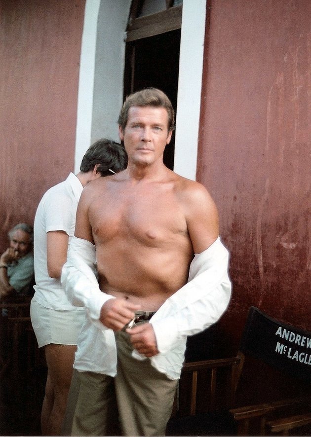 Roger Moore 1980-ban A tengeri farkasok forgatásán (Kép forrása: wikipédia / blairstirrett / CC BY 2.0)  