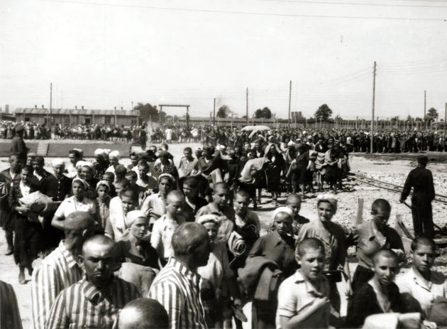 Az auschwitz–birkenaui koncentrációs tábor foglyai (Kép forrása: Fortepan / Lili Jacob)