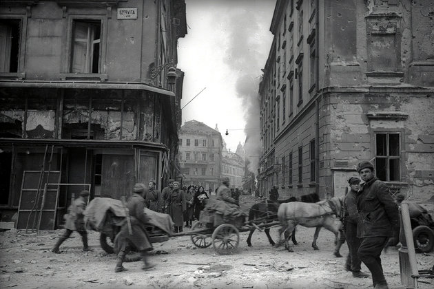 1945, Szervita tér a Bárczy István (Kamermayer Károly) utca felé nézve, jobbra a Városház utca (Kép forrása: Fortepan / Vörös Hadsereg)