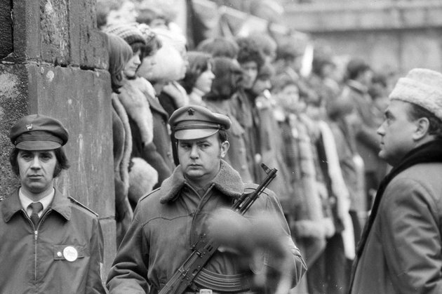 1976, Budapest, Múzeumkert, a Magyar Nemzeti Múzeum lépcsője, március 15-i ünnepség. (Fortepan / Rubinstein Sándor)