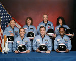 Az utolsó küldetés legénysége. Hátsó sor, balról jobbra: Ellison Onizuka, Christa McAuliffe, Greg Jarvis és Judy Resnik. Első sor, balról jobbra: Michael J. Smith, Dick Scobee és Ron McNair